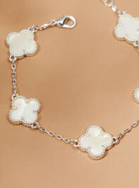 Dainty Clover Bracelet Detail 2 - AS REVIVAL