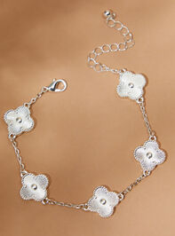 Dainty Clover Bracelet Detail 3 - AS REVIVAL